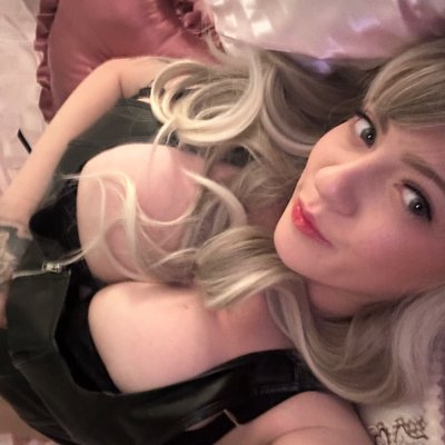 ℬusty bombshell 🖤