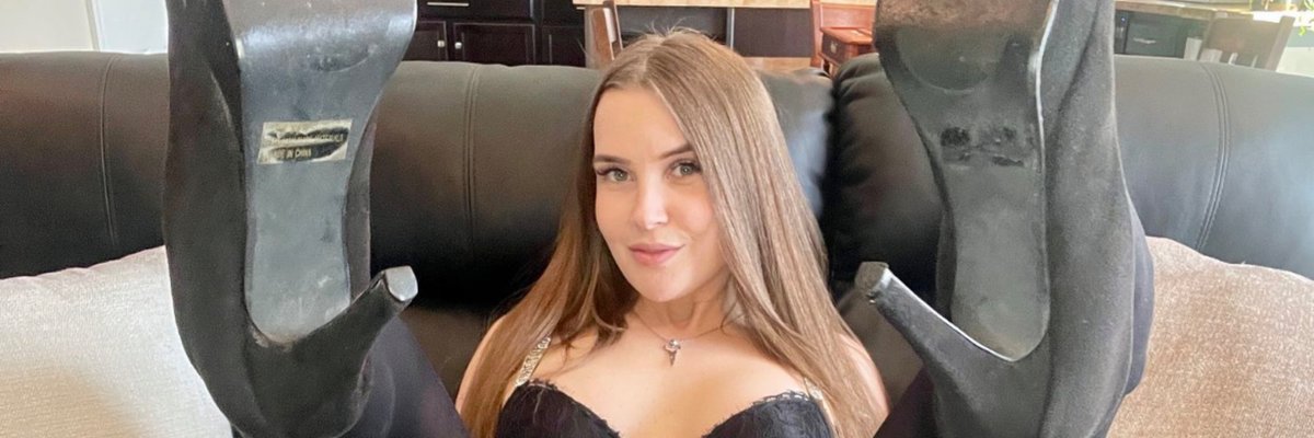 Dakota Hotwife cover