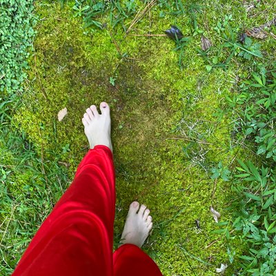 Earthaβs Dirty Toes