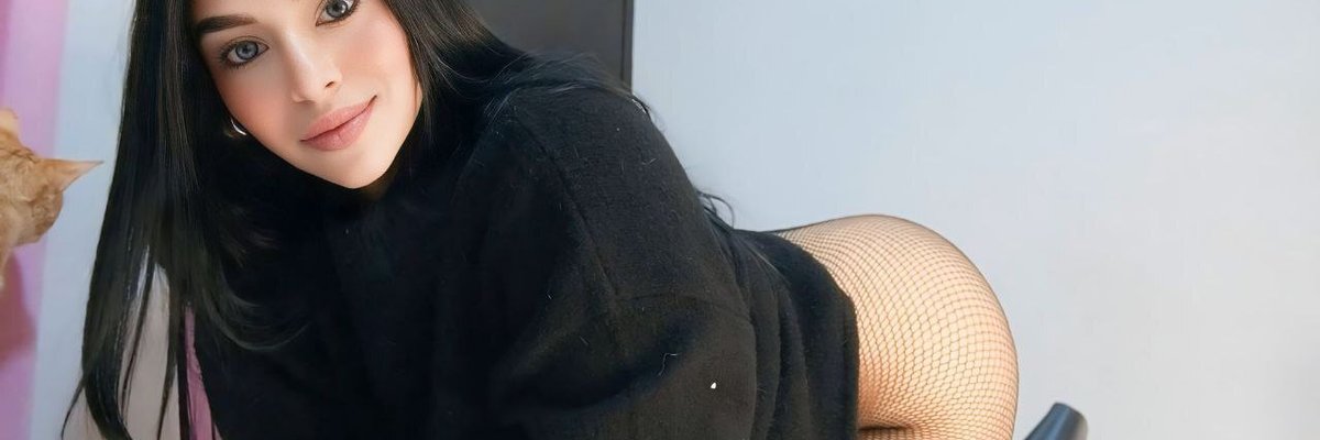 BRUNETTE LATINA ❤️ cover