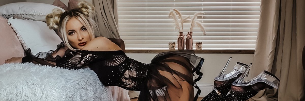 Holly May 👣 cover